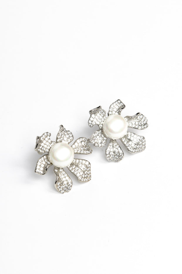 Flower pearl earring